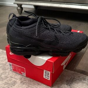 Nike Air VaporMax - black men’s size 8.5. Excellent, like new . Comes with box